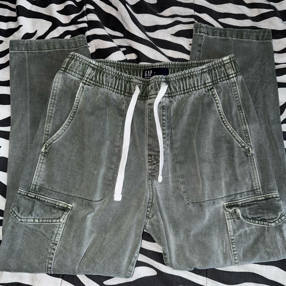 GAP women’s Green Cargo Pants with Drawstring